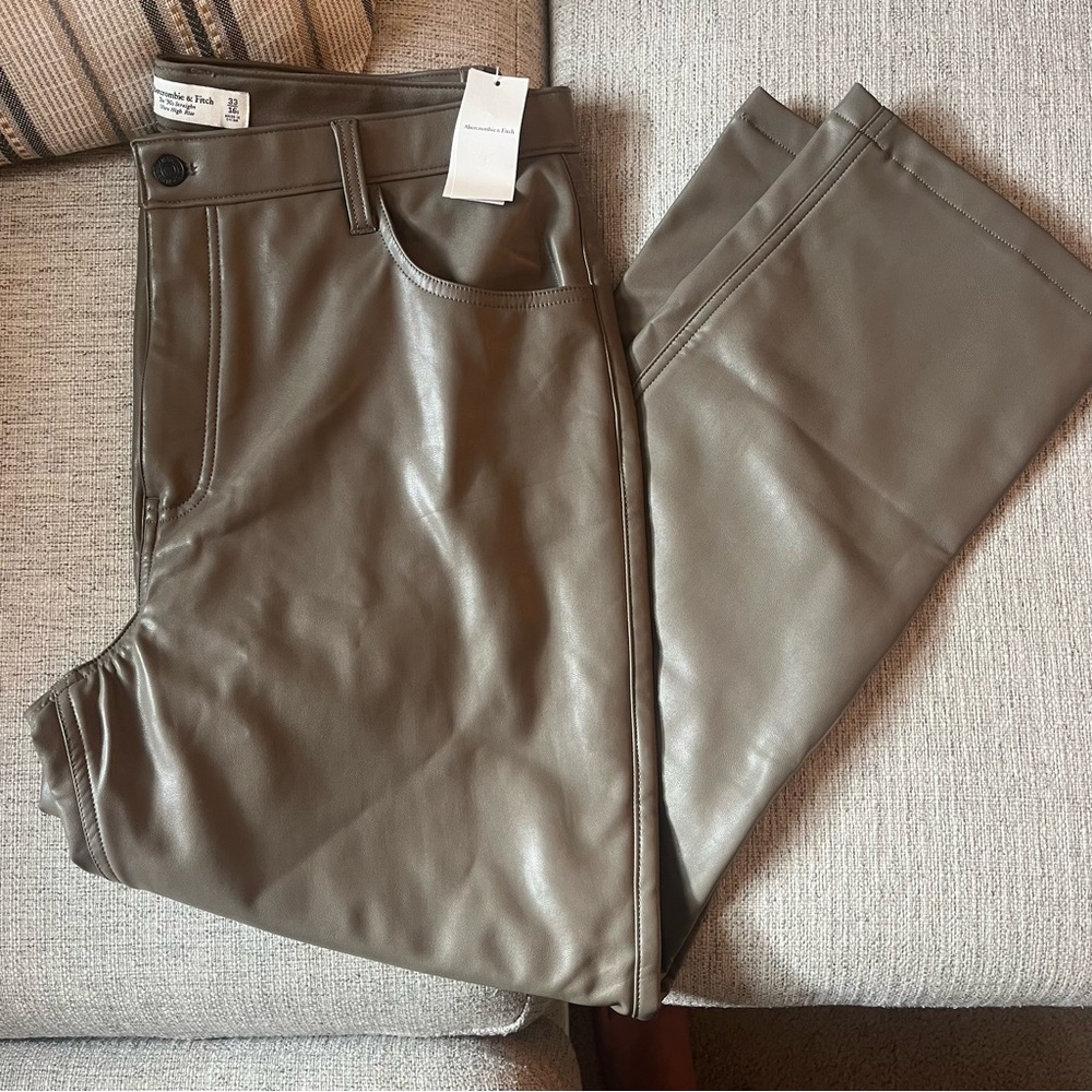 Abercrombie & Fitch The 90s Straight Ultra High Rise Faux Leather 33 / 16 Short
